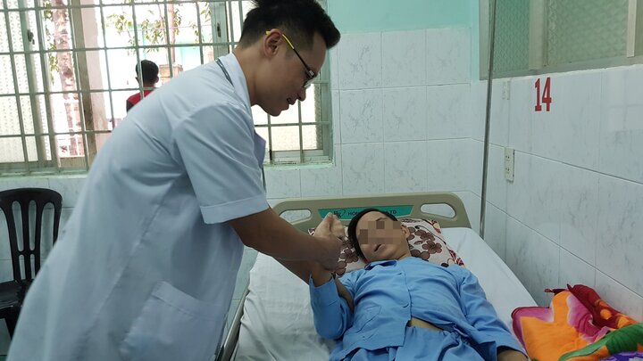 Bác sĩ vượt 500km đưa máy lọc máu đến cứu tân binh từ cõi chết trở về