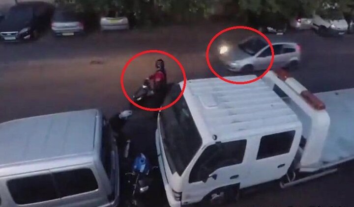 Clip: Trộm xe máy bị cao thủ bắt quả tang, nháo nhào bỏ của chạy lấy người