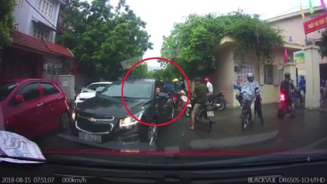 Lấn làn giữa lúc ùn tắc, nữ tài xế còn lớn tiếng ép xe đi đúng nhường đường