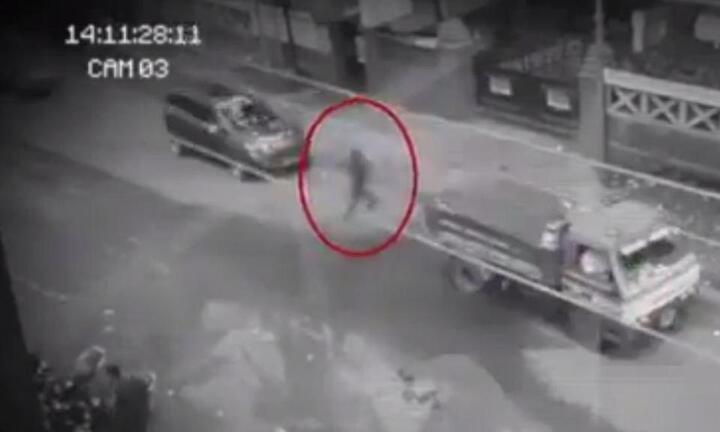 Video: Rợn người bóng đen băng qua dòng xe đông đúc rồi đột ngột biến mất