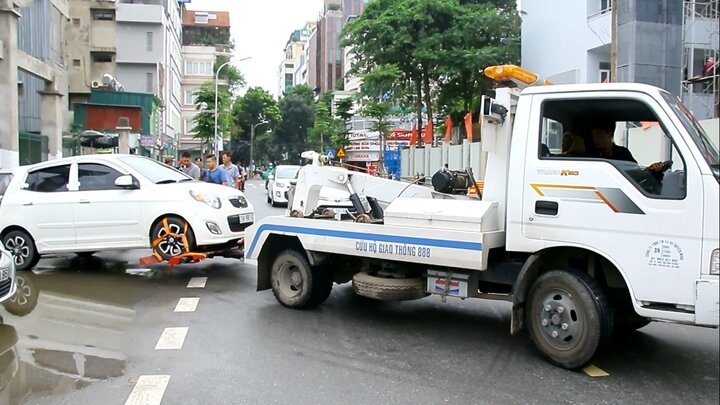 Cẩu hàng loạt ô tô dừng đỗ chiếm nửa làn đường Nguyễn Đình Chiểu, Hà Nội