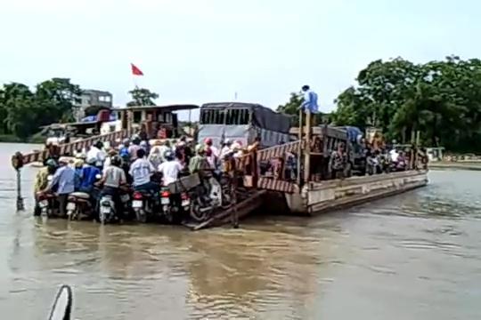 Clip: Hàng loạt xe máy sắp tuột xuống nước vẫn chen chúc bám phà vượt sông