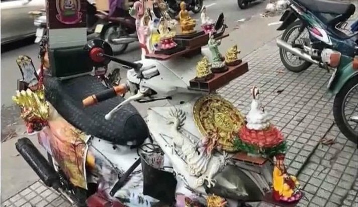 'Xe máy cõi thiên thai' trừ tà tháng cô hồn xôn xao cộng đồng mạng