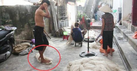 Video: Hãi hùng công nghệ giẫm miến như thảm chùi chân, xem xong không ai dám ăn