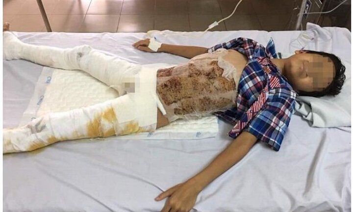 Mẹ bệnh nhi khóc cảm ơn Bộ trưởng Nguyễn Thị Kim Tiến ủng hộ tiền chữa bệnh cho con