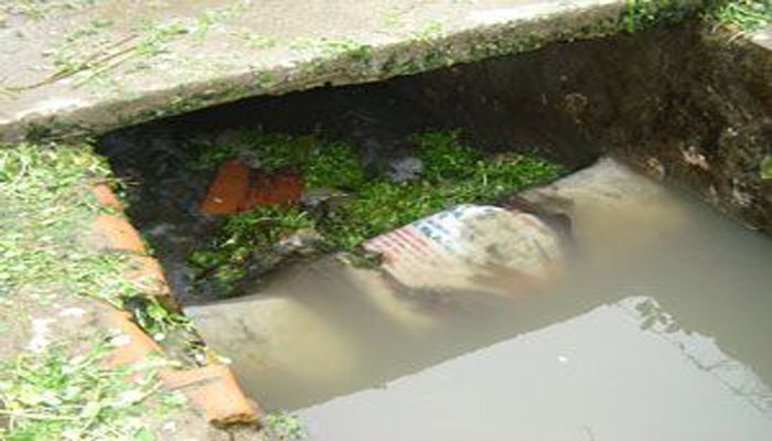 Đi xe đạp điện ngã xuống cống, cháu bé bị nước lũ cuốn trôi ở Sơn La