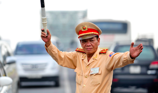 Phía sau bộ sắc phục màu vàng: Mùa hè trên đầu họ là bầu trời không gợn mây