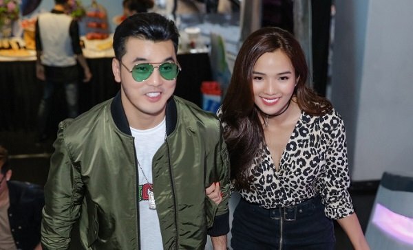 Ưng Hoàng Phúc ân cần chăm sóc, đút đồ ăn cho vợ