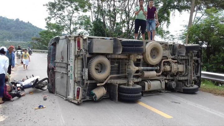 Va chạm với xe máy chở 3 cô gái đi ngược chiều, xe tải bị lật nghiêng tại Hà Giang