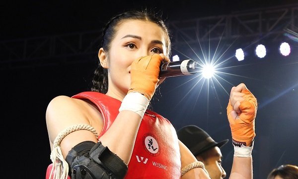 Yaya Trương Nhi hát mừng sinh nhật mẹ ngay trên sàn đấu Muay Thái