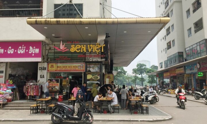 Thùng vữa từ tầng 41 rơi thủng mái che nhà hàng khiến thực khách hú vía ở Hà Nội