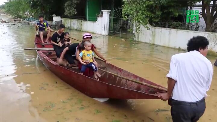 Trời không mưa, hàng trăm hộ dân ở Nghệ An vẫn ngập sâu hơn 1m