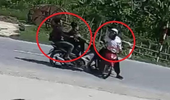 Clip: Xe máy phóng như tên lửa, tông người sang đường thảm khốc