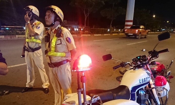 Chạy xe máy vào đường cấm, nam thanh niên tông CSGT trọng thương