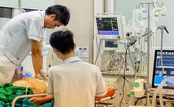 Một đêm giành giật sinh mạng với 'tử thần' của những 'chiến binh áo trắng' Bệnh viện Bạch Mai