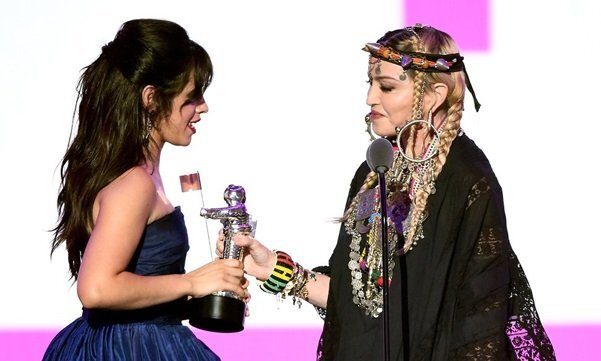 Chủ nhân hit 'Havana' vái lạy Madonna khi nhận giải Video của năm