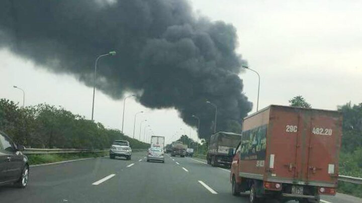 Cháy dữ dội xưởng sơn giáp đại lộ Thăng Long, cột khói đen bao trùm cả khu vực