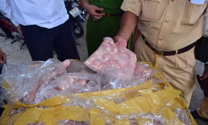 CSGT Huế bắt xe tải chở gần 1 tấn sụn gà không rõ nguồn gốc suýt lên bàn nhậu