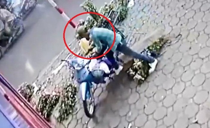 Clip: Thanh niên rình rập, trộm xe máy của cô bán hoa nhanh như chớp