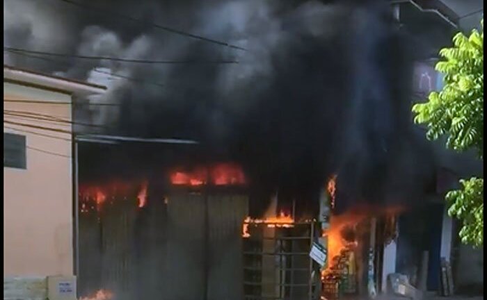 Cháy ngùn ngụt cửa hàng tạp hoá tại Hải Phòng, thiêu rụi hàng tỷ đồng