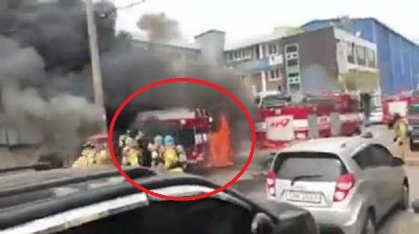 Clip: Đi chữa cháy, xe cứu hỏa bén lửa cháy ngùn ngụt