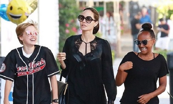 2 con gái vẫn xuất hiện vui vẻ bên Angelina Jolie giữa tin đồn bị mẹ ngăn cản gặp bố