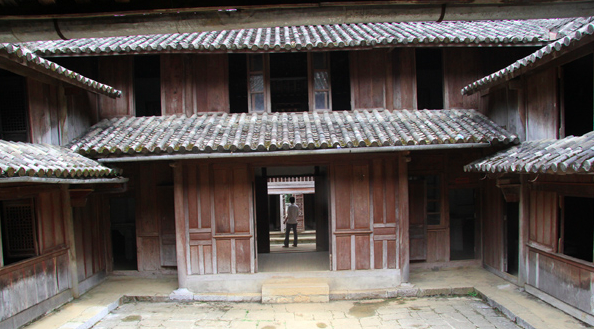 Tranh chấp sổ đỏ dinh thự Vua Mèo: Thứ trưởng Bộ Văn hóa làm việc với Hà Giang