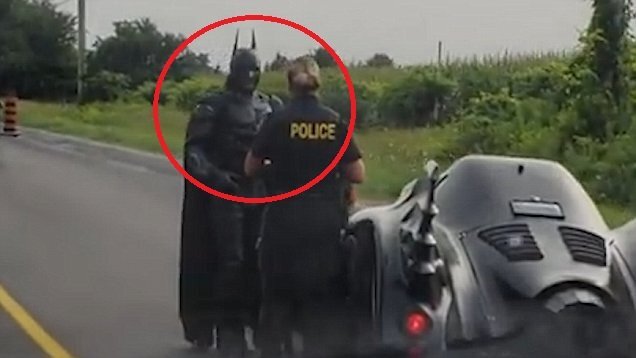 Clip: 'Người Dơi' chạy siêu xe quá tốc độ, bị cảnh sát tuýt còi