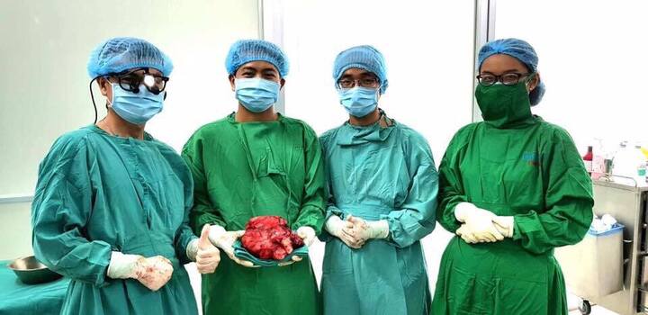Bệnh viện cấp quận đầu tiên phẫu thuật thành công khối u khổng lồ ngoạn mục