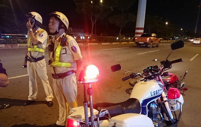 Bị dừng xe kiểm tra, nam thanh niên tông trọng thương CSGT ở TP.HCM