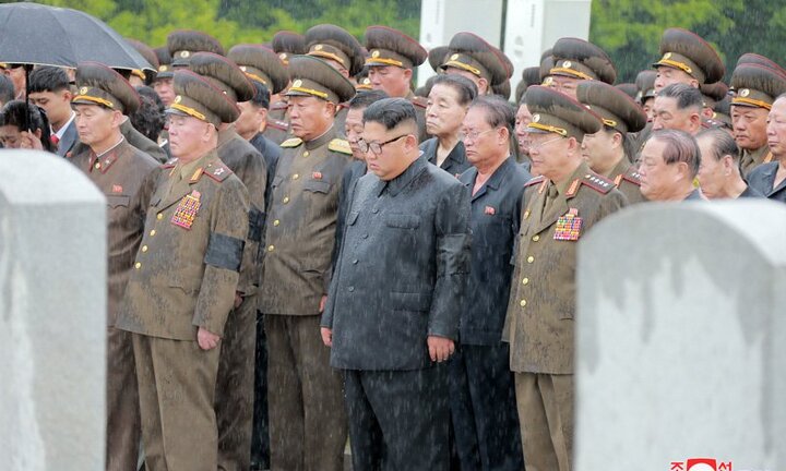 Ông Kim Jong-un đội mưa đưa tiễn nguyên soái Quân đội Triều Tiên