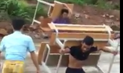 Clip: Thầy giáo Lai Châu gò lưng cõng bàn ghế qua con suối chảy xiết