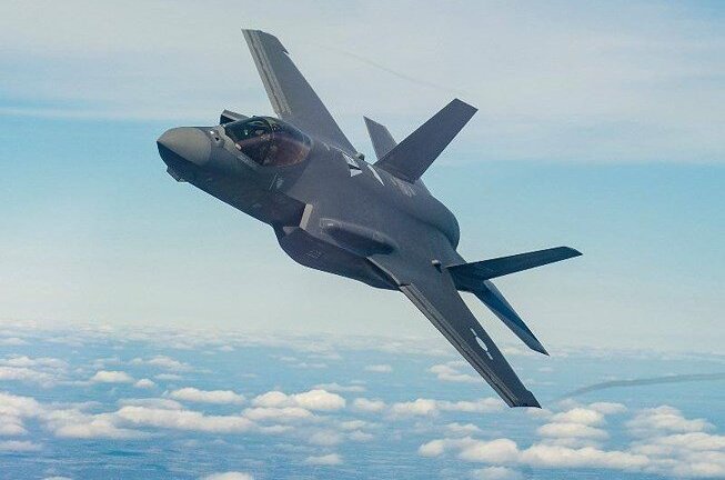 Tiêm kích F-35 gặp sự cố, đỗ bằng mũi trên đường băng sau khi hạ cánh khẩn cấp