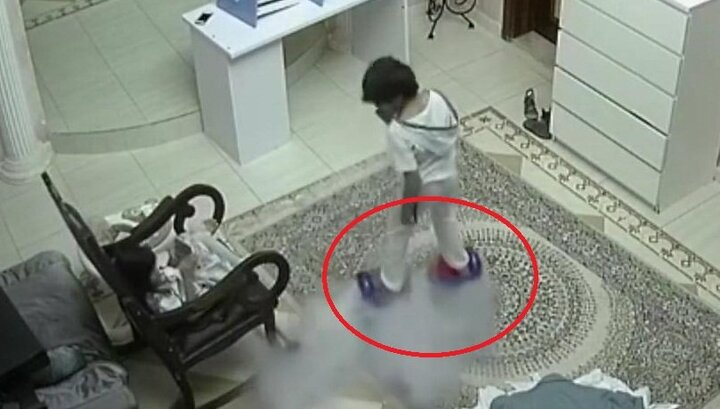 Clip: Xe điện cân bằng phát nổ như bom trong nhà, 2 đứa trẻ suýt mất mạng