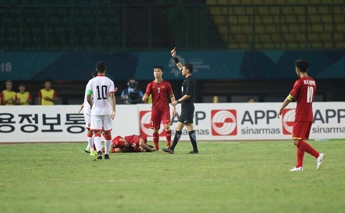 Pha bóng thô bạo của cầu thủ Bahrain khiến Văn Thanh tập tễnh rời sân