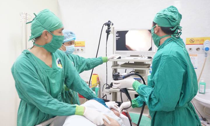 Nuốt phải răng giả, bệnh nhân bị thủng đại tràng