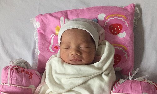 Kỳ diệu bé gái lớn lên trong bụng người mẹ hôn mê suốt 3 tháng