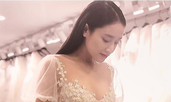 Hình ảnh đầu tiên của Nhã Phương khi diện váy cưới