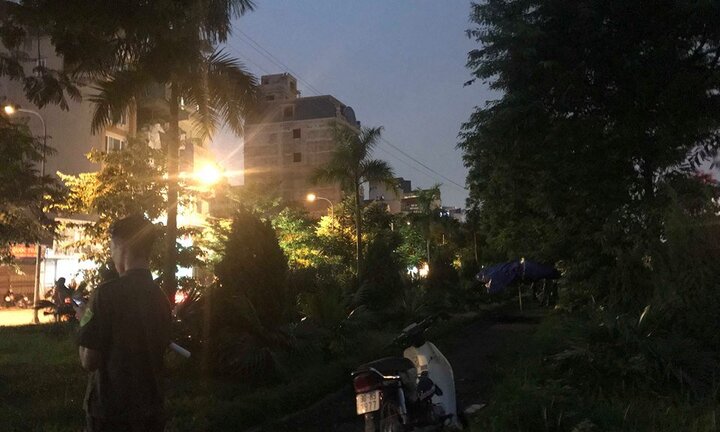 Thi thể người đàn ông cầm kim tiêm ven sông Tô Lịch