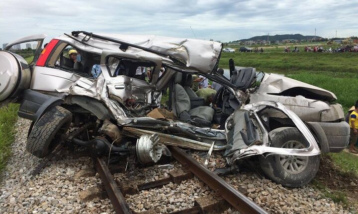 Hiện trường ô tô bị tàu hoả đâm nát bét, 4 người thương vong ở Nghệ An