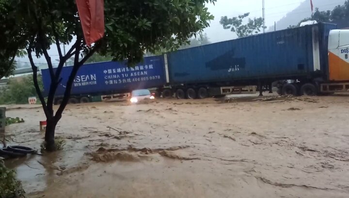Video: Tài xế container nhanh trí lái xe chắn ô tô đang bị lũ cuốn trôi ở Sơn La