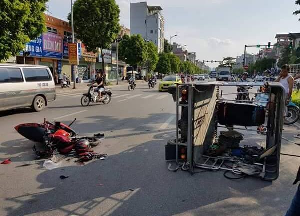Tông phải xe ba gác đang sang đường, nam thanh niên nhập viện cấp cứu