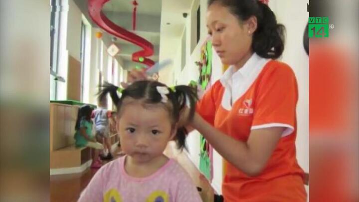 Mẹ buộc quá nhiều dây chun, bé gái rụng tóc, trầy da đầu