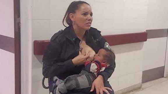 Cho em bé suy dinh dưỡng bú, nữ cảnh sát xinh đẹp được thăng hàm