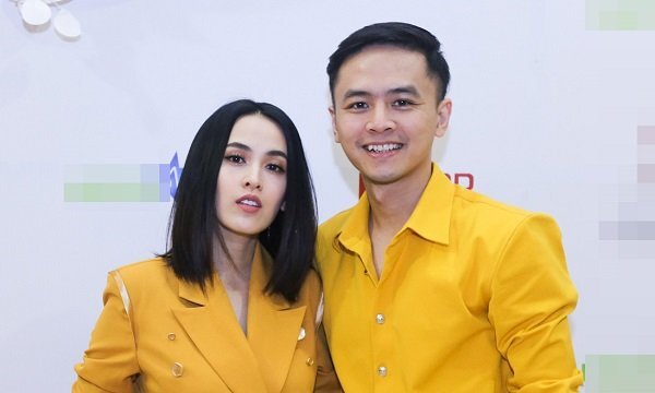 Vợ chồng Văn Anh - Tú Vi diện đồ đôi dự triển lãm cưới