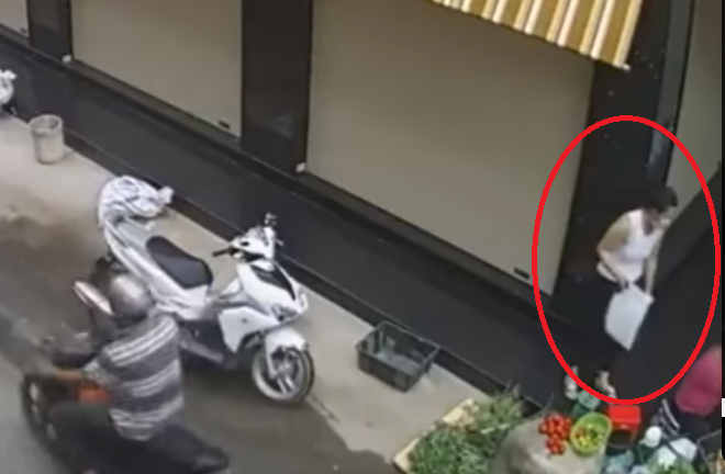 Cô gái trẻ cuỗm túi xách của phụ nữ bán rau trong ngày lễ Vu lan