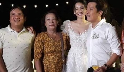 Ảnh Trường Giang, Nhã Phương bên gia đình ở lễ đính hôn