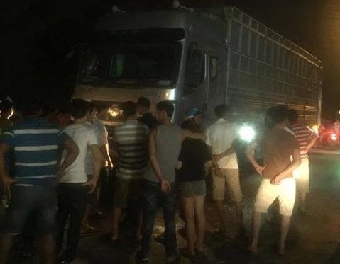 Xe tải tông nhóm người đang cấp cứu nạn nhân, 6 người thương vong