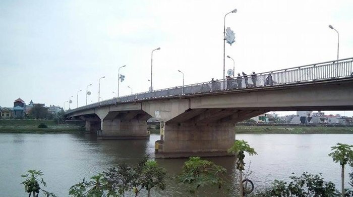 Tìm kiếm một phụ nữ nhảy cầu tự tử trong đêm ở Thái Bình