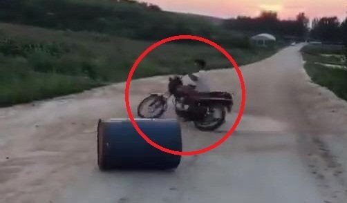 Clip: Pha drift xe máy hài không tưởng khiến dân mạng cười 'đứt ruột'